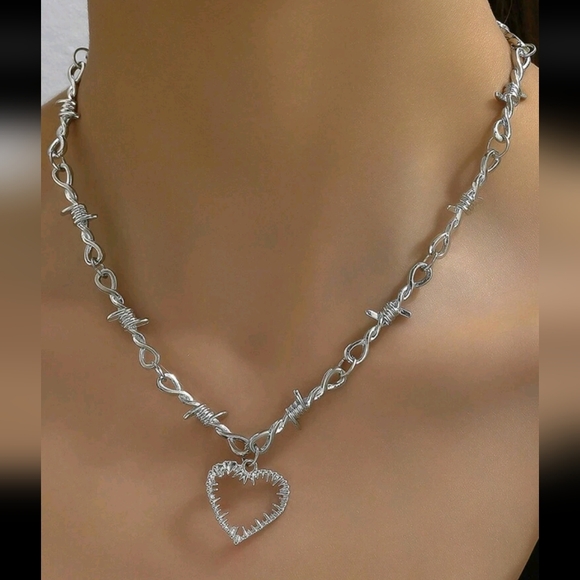 Jewelry - New Thorn Heart Pendant Necklace